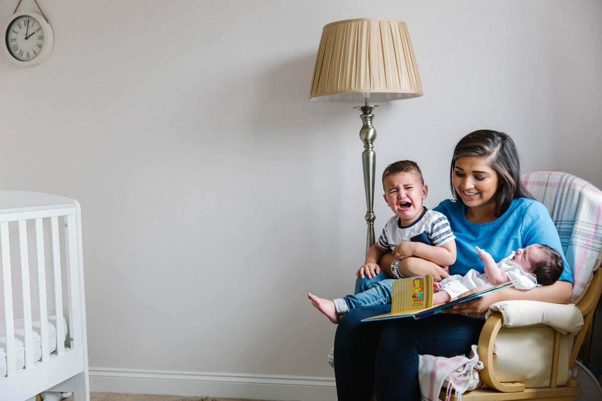 reading toddler story family snuggle on the bed lifestyle photography yasmin anne