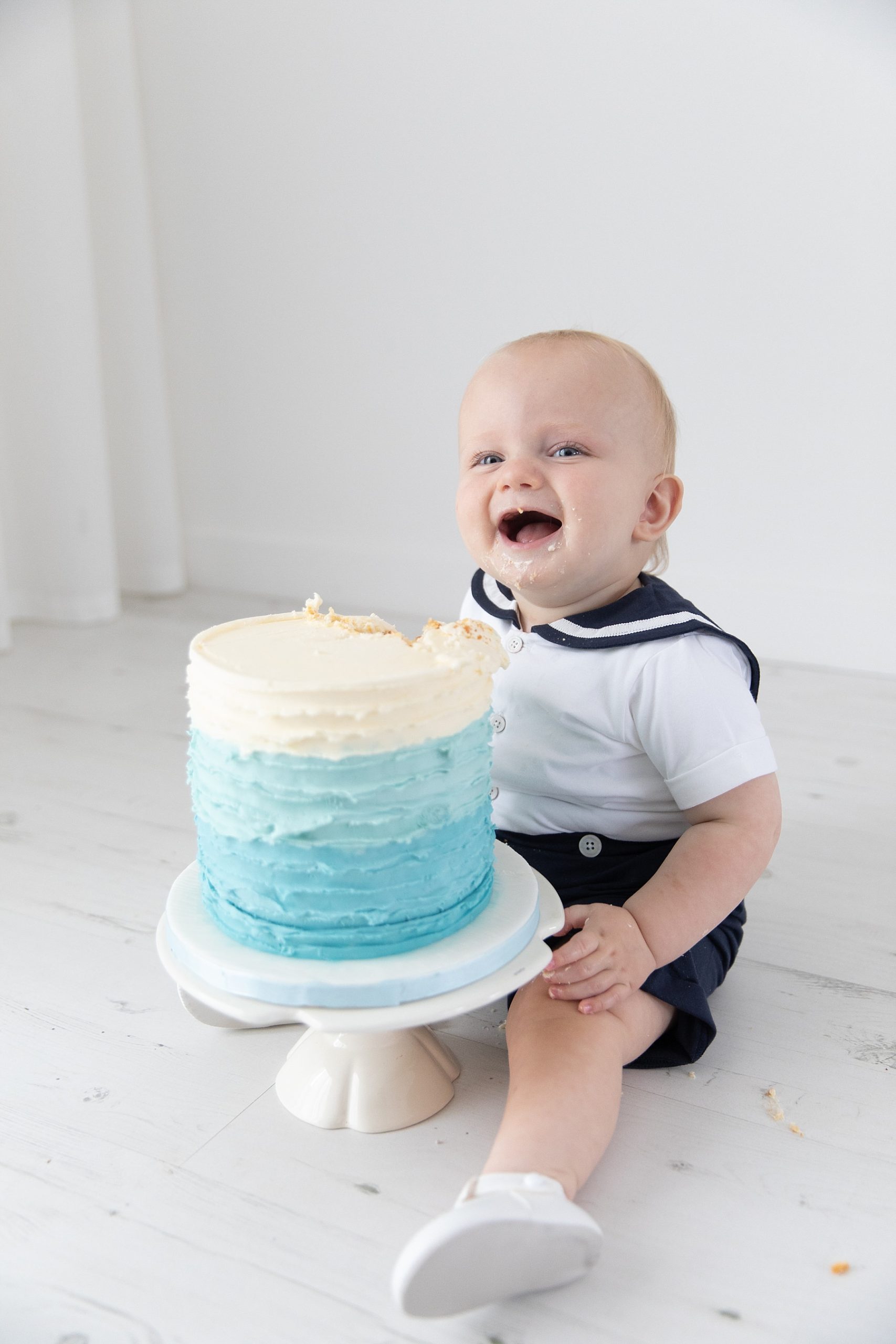 Cake smash session Farnborough Basingstoke Hampshire first birthday shoot