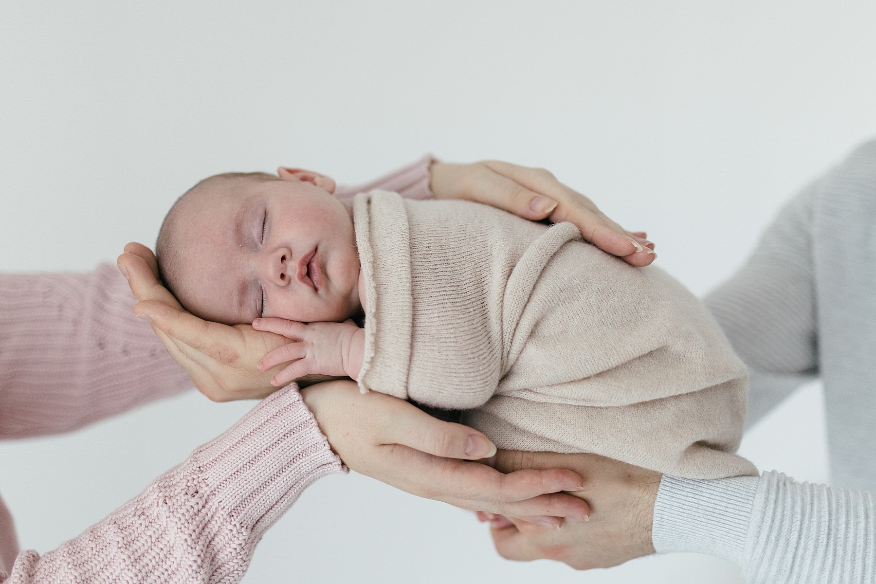 natural newborn photography basingstoke sleeping baby