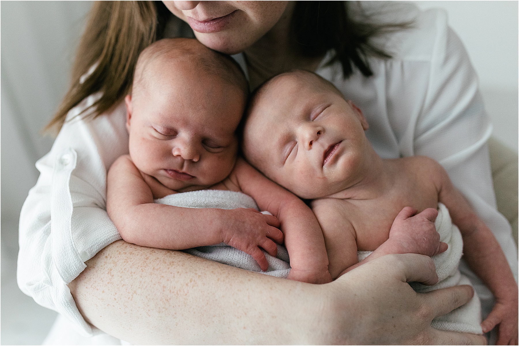 NEWBORN TWINS 