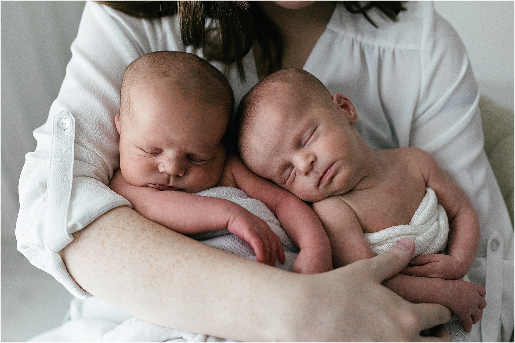 NEWBORN TWINS 