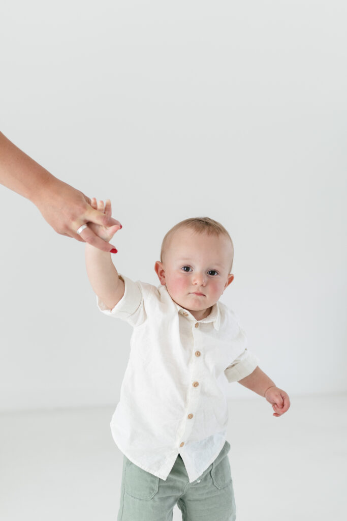 Natural and relaxed 1 year photos at white studio