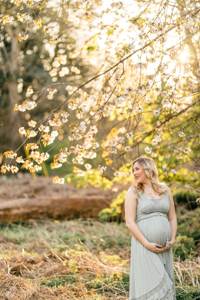 Outdoor sunset photography for pregnant woman 