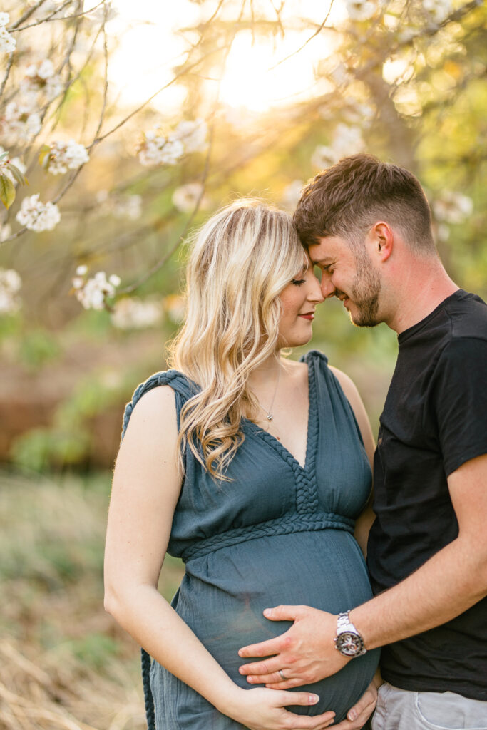 Intimate outdoor pregnancy photoshoot 