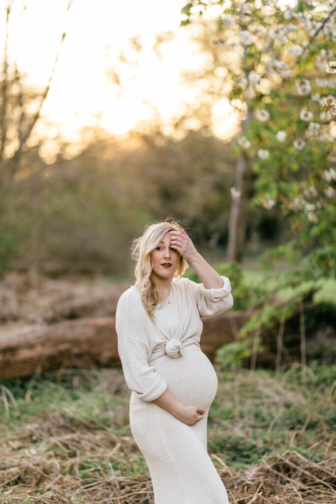 Casual outdoor maternity photoshoot 