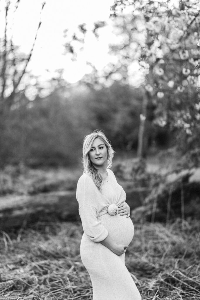 Outdoor maternity photoshoot black and white image