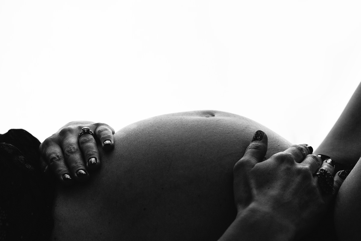close up black and white image of pregnant belly yasmin anne photography berkshire hampshire surrey