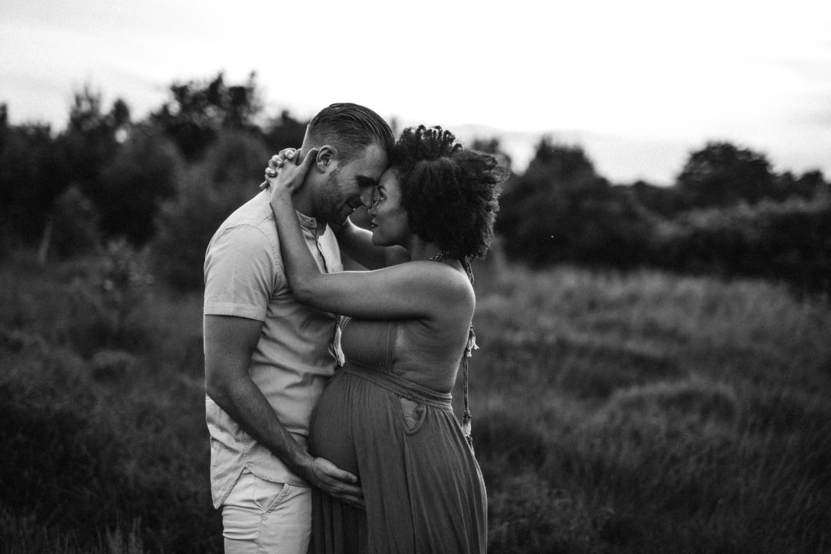 couple embrace at sunset black and white image yasmin anne photography beksire hampshire surrey newborn baby photographer