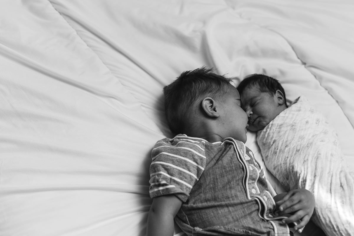 snuggles and kisses family snuggle on the bed lifestyle photography yasmin anne